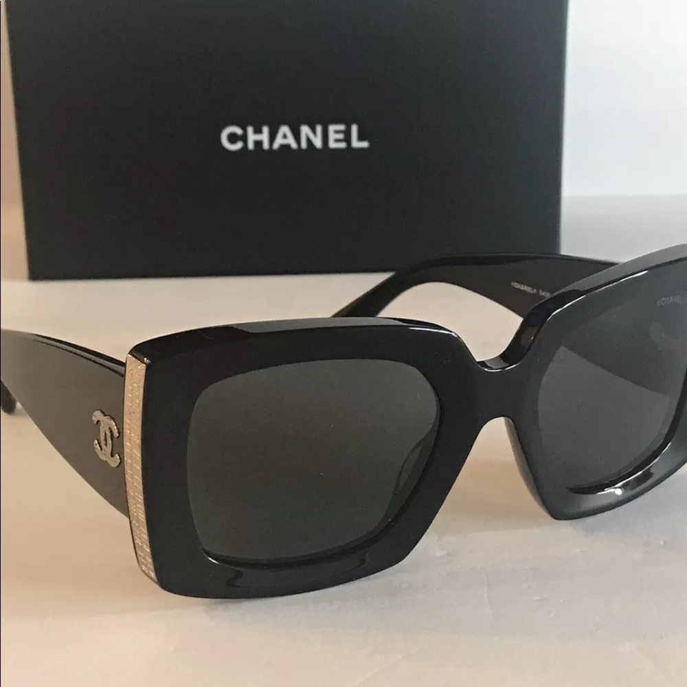 😎CHANEL AUTHENTIC SUNGLASSES